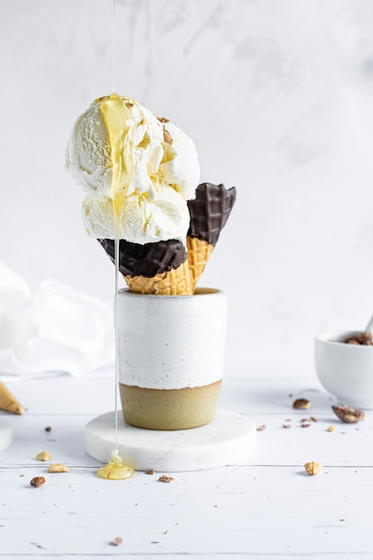 Foto grátis casquinha de sorvete com molho de caramelo fotografia de alimentos