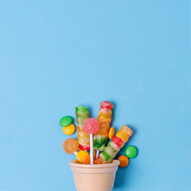 Foto grátis casquinha de sorvete com vista frontal de doces