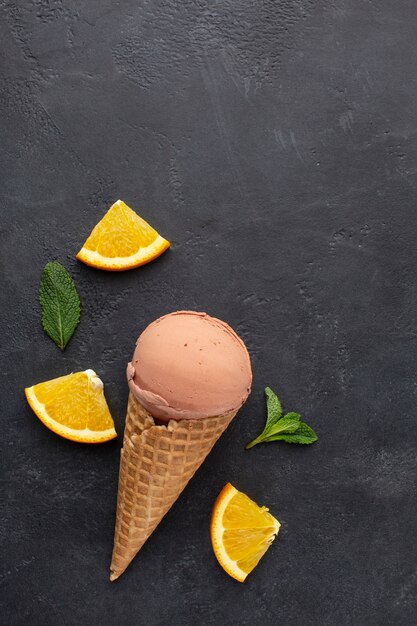 Casquinha de sorvete vista superior com laranja