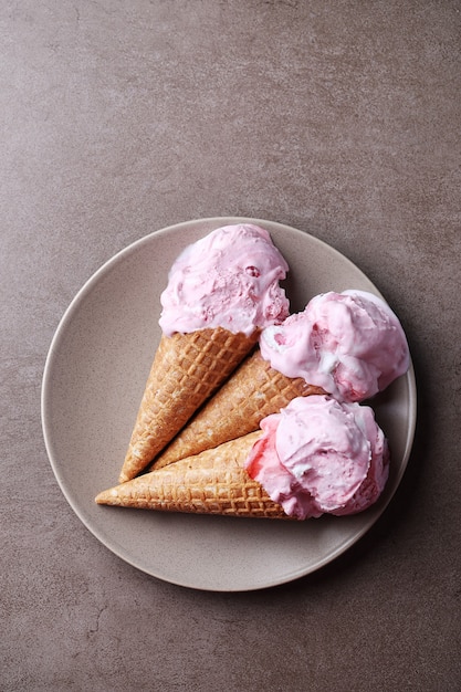 Casquinhas de sorvete com sorvete de morango