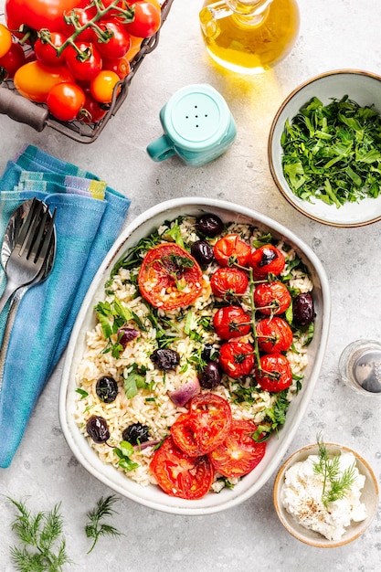 Foto grátis casserole de vegetais gregos com arroz e tomates