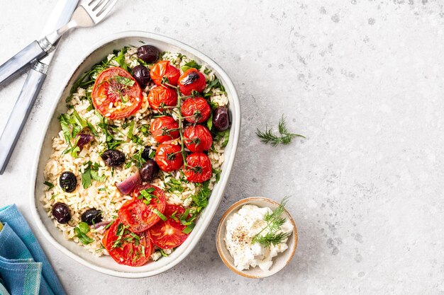 Foto grátis casserole de vegetais gregos com arroz e tomates