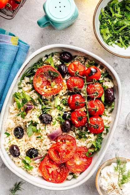 Casserole de vegetais gregos com arroz e tomates