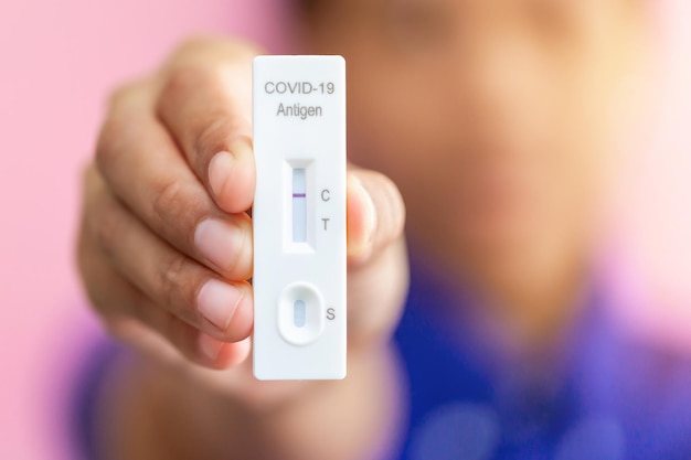 Cassete de teste rápido de tira de coronavírus covid19 para anticorpo ou doença do vírus sarscov2 nas mãos epidem