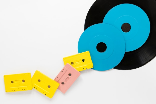Cassetes de áudio planas com discos de vinil
