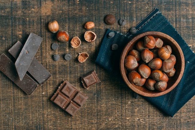 Foto grátis castanhas de vista superior com chocolate