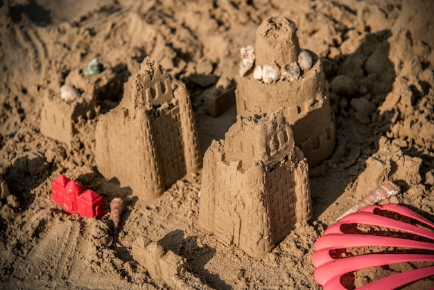 Castelo de areia em uma praia quente