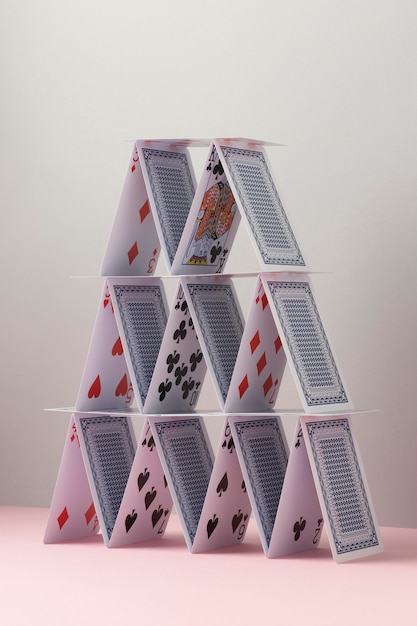 Foto grátis castelo de cartas em fundo branco
