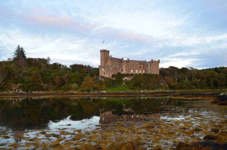 Foto grátis castelo de dunvegan refletido no loch dunvegan.