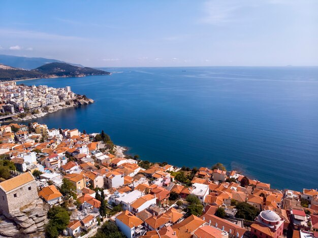 Castelo e cidade de Kavala à beira-mar na Grécia