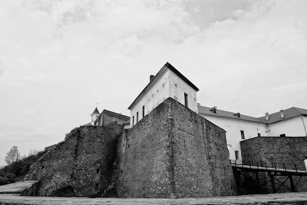 Castelo palanok em mukachevo ucrânia na região transcarpática da europa