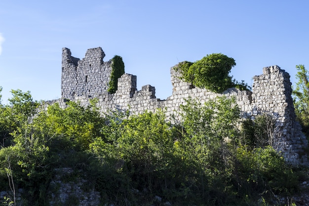 Castelo templário do cavaleiro histórico nas ruínas de Vrana, Croácia