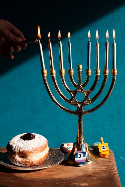 Foto grátis castiçal de hanukkah com doces