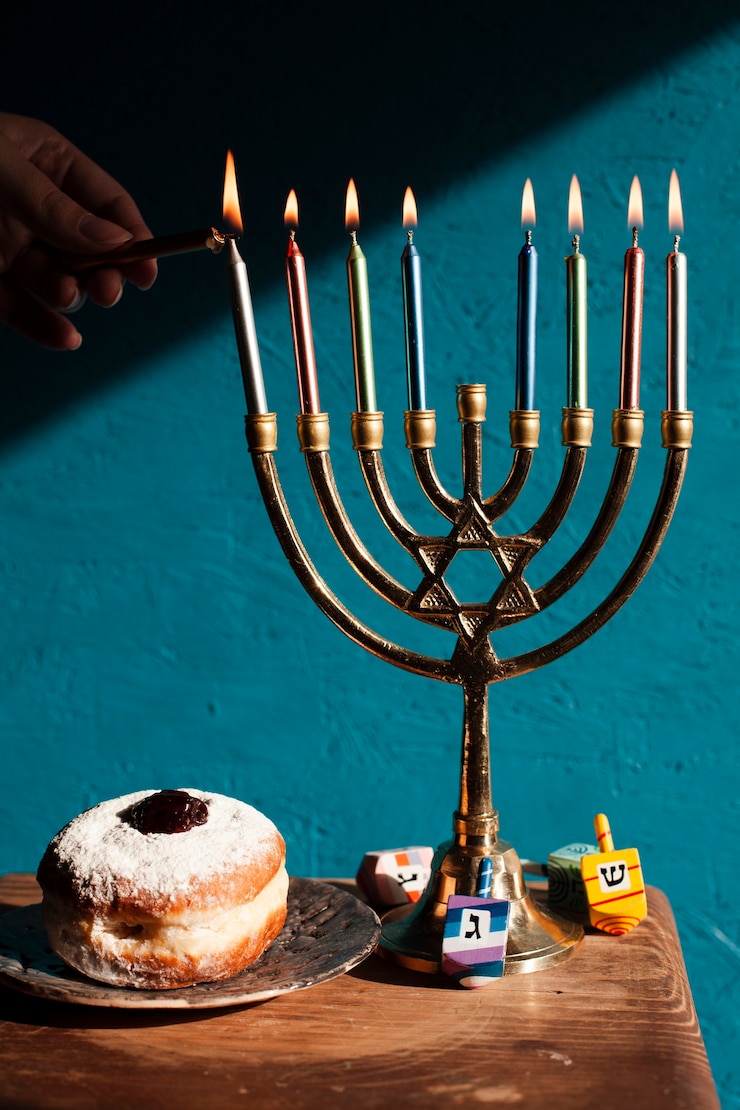 Foto grátis castiçal de hanukkah com doces