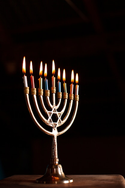 Foto grátis castiçal de hanukkah com velas