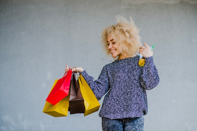 Casual menina bonita com sacos de compras