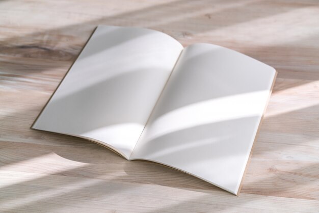 Catálogo em branco, revistas, livro mock-se sobre fundo de madeira.