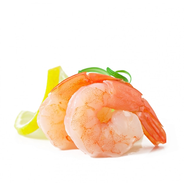 Foto grátis cauda de camarão com limão fresco e alecrim no branco