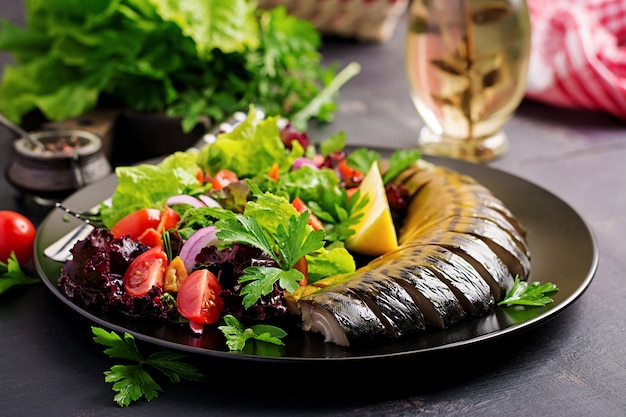 Foto grátis cavala defumada e salada fresca