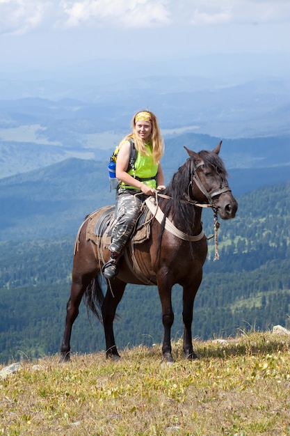 Cavaleiro a cavalo nas montanhas