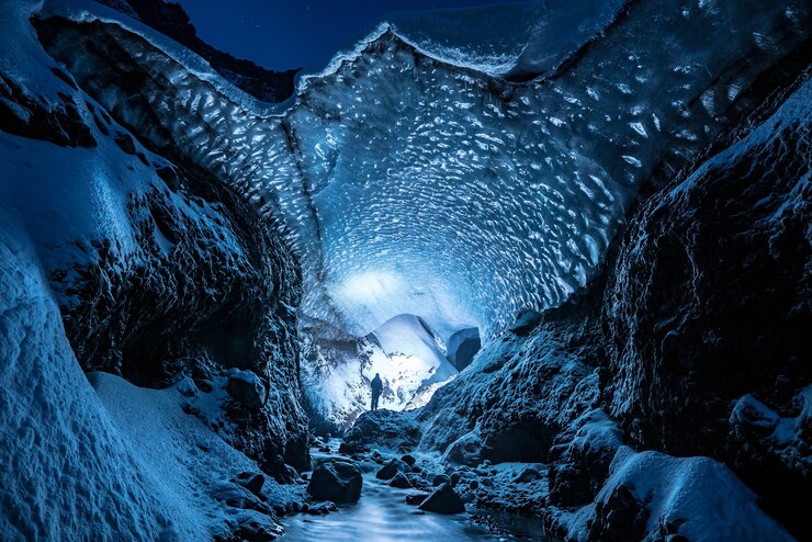 Caverna de neve preta e branca