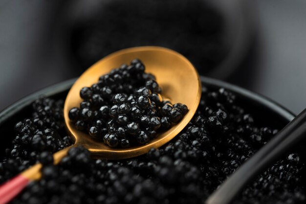 Caviar preto na colher de ouro