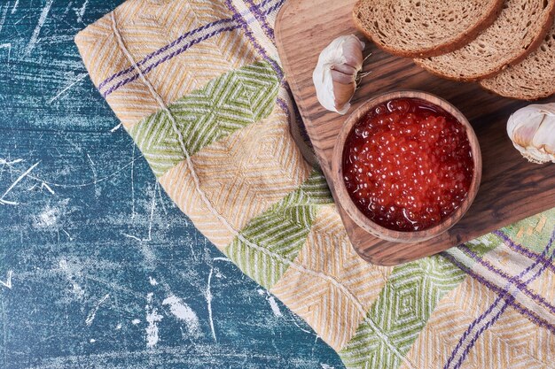 Caviar vermelho com fatias de pão.