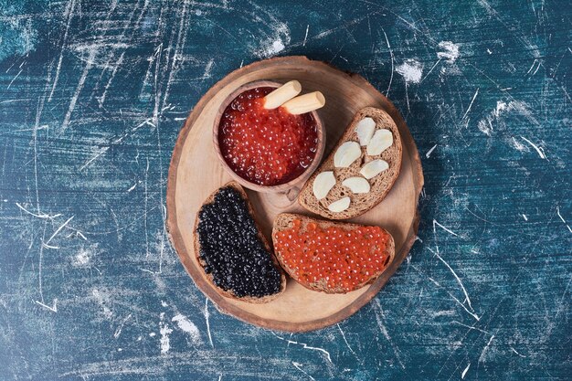 Caviar vermelho e preto em fatias de pão.