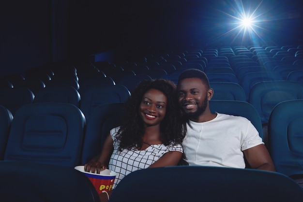 Ccouple de africanos assistindo filme engraçado