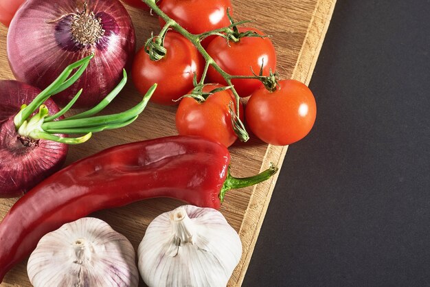 Cebola, alho, pimenta e tomate.