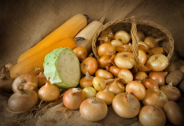 Foto grátis cebola em cesta e medula vegetal