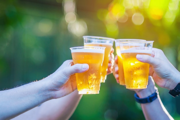 Celebração, cerveja, cheers, conceito, -, cima, mãos, segurar cima, copos cerveja, de, pessoas, grupo