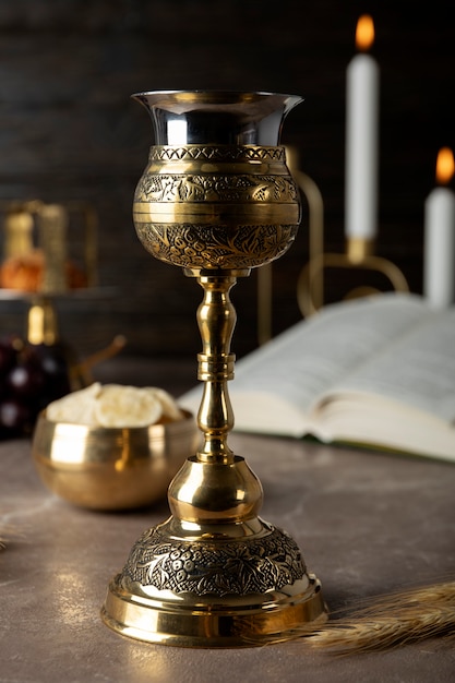Celebração da Eucaristia com cálice e bíblia