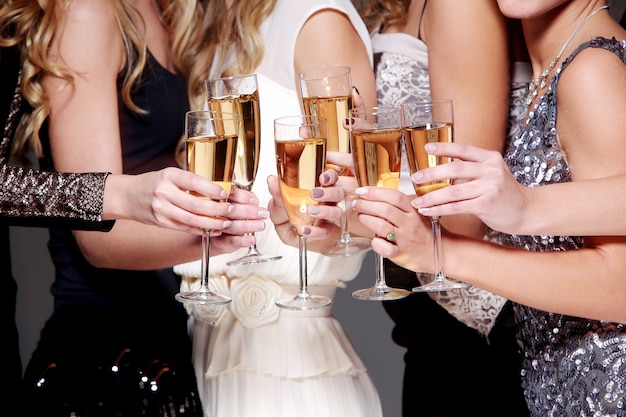 Celebração de ano novo com uma taça de champanhe