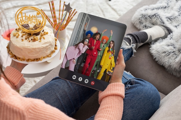 Foto grátis celebração de festa online com tablet de alto ângulo