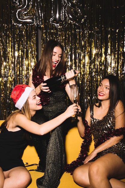 Foto grátis celebração do ano novo com as meninas que fazem uma festa