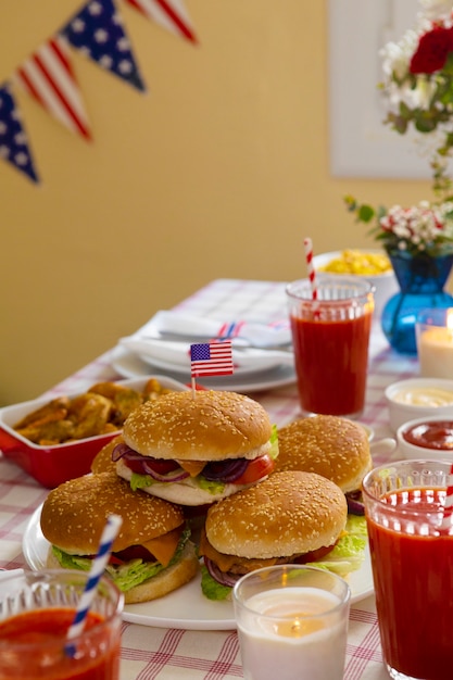 Celebração do dia do trabalho nos EUA com hambúrgueres