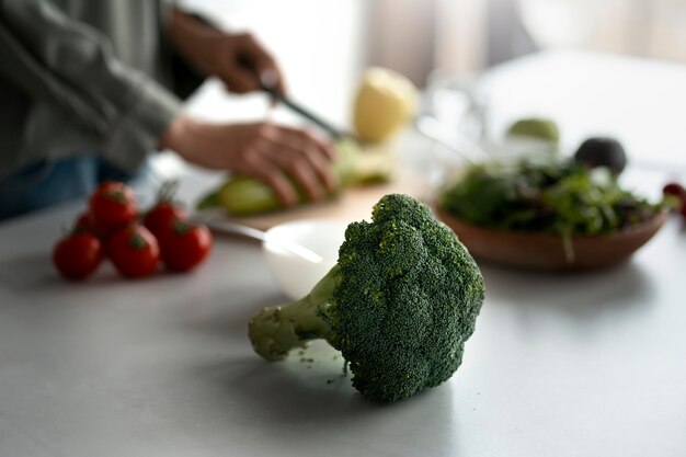 Foto grátis celebração do dia mundial da saúde com alimentos nutritivos