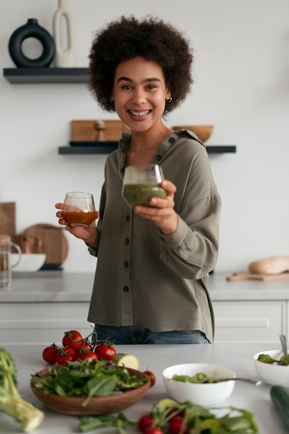 Foto grátis celebração do dia mundial da saúde com alimentos nutritivos