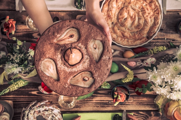 Celebração em casa de amigos ou familiares na mesa festiva