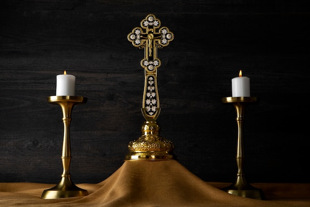 Celebração eucarística com cruz e velas