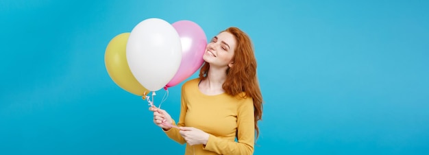 Foto grátis celebrando o conceito fechando o retrato feliz jovem linda e atraente garota ruiva sorrindo com col