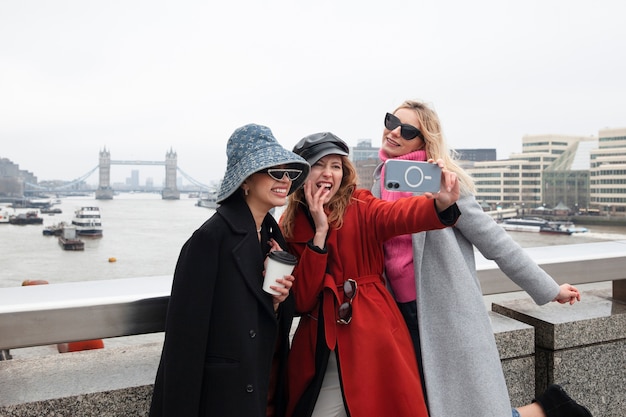 Celebridade da Internet usando seu smartphone para tirar uma selfie com os amigos