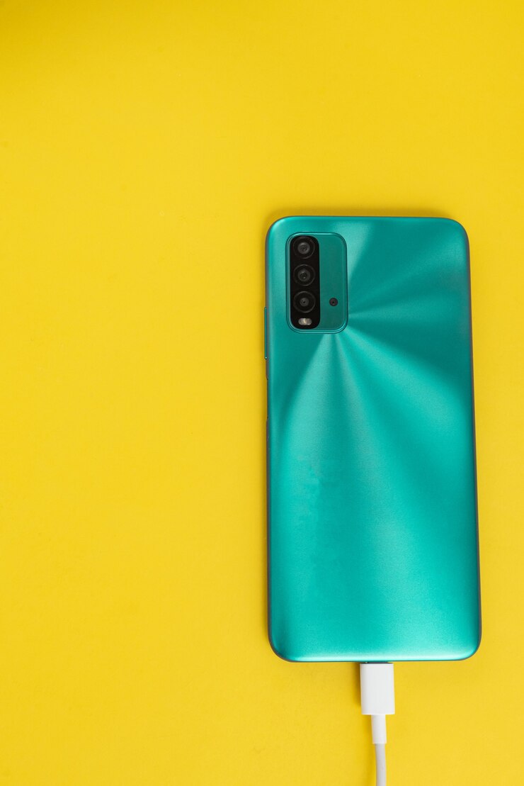 Foto grátis celular azul conectado ao cabo usb tipo c - carregando