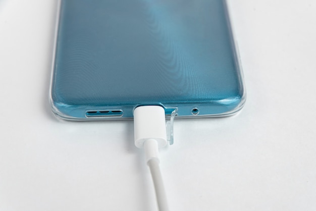 Celular azul conectado ao cabo USB tipo C - Carregando