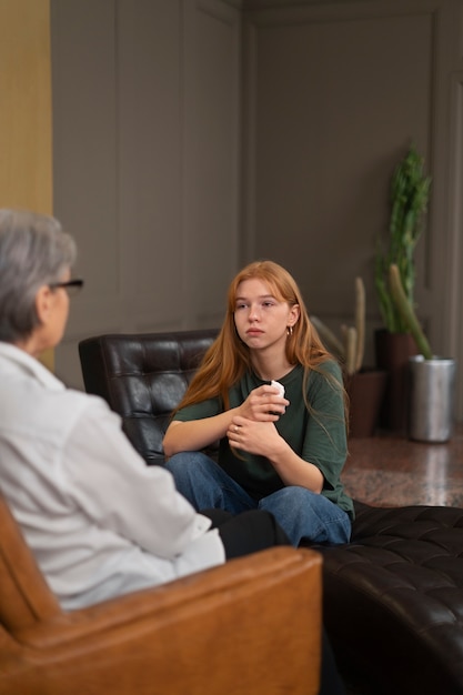 Cena autêntica de um jovem a passar por terapia psicológica.