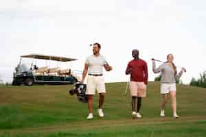 Foto grátis cena com amigos no campo de golfe