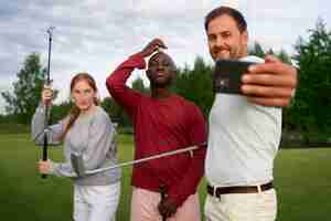 Foto grátis cena com amigos no campo de golfe