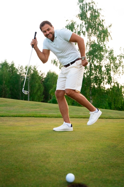 Foto grátis cena com homem no campo de golfe