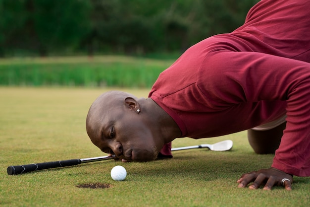 Cena com homem no campo de golfe